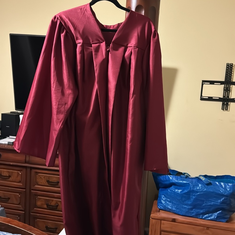 Graduation gown 5’10”-6’ maroon jostens